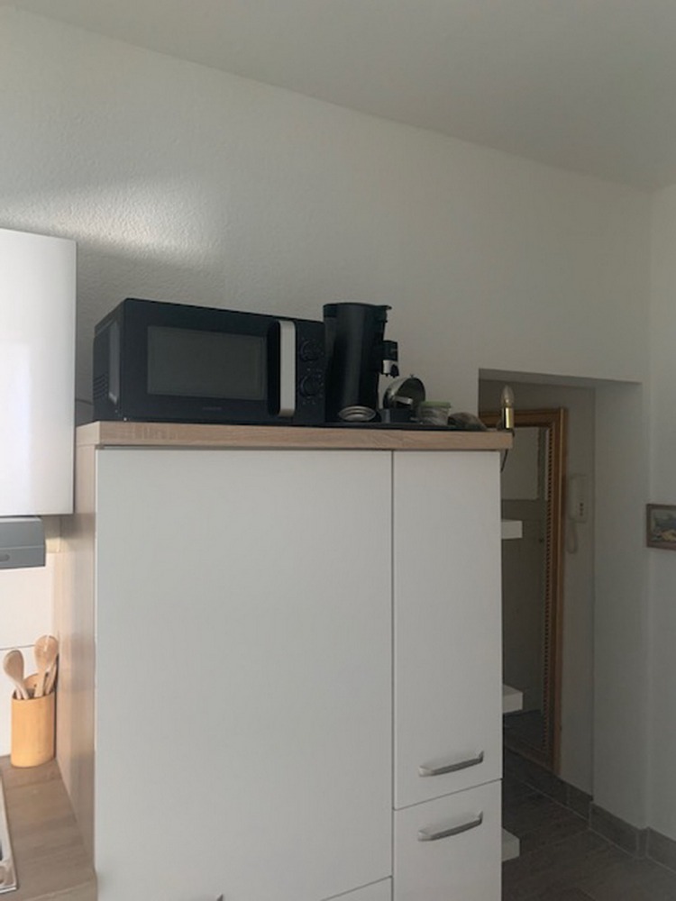 Ablage mit Mikrowelle und Kaffeemaschine