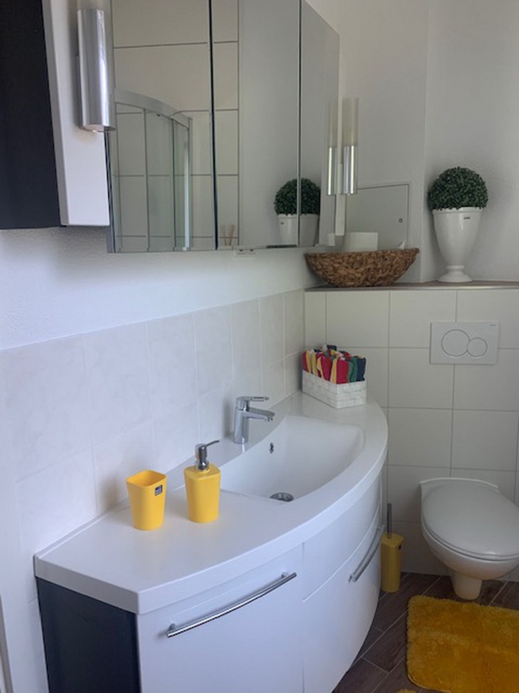 Badezimmer mit Waschbecken und WC