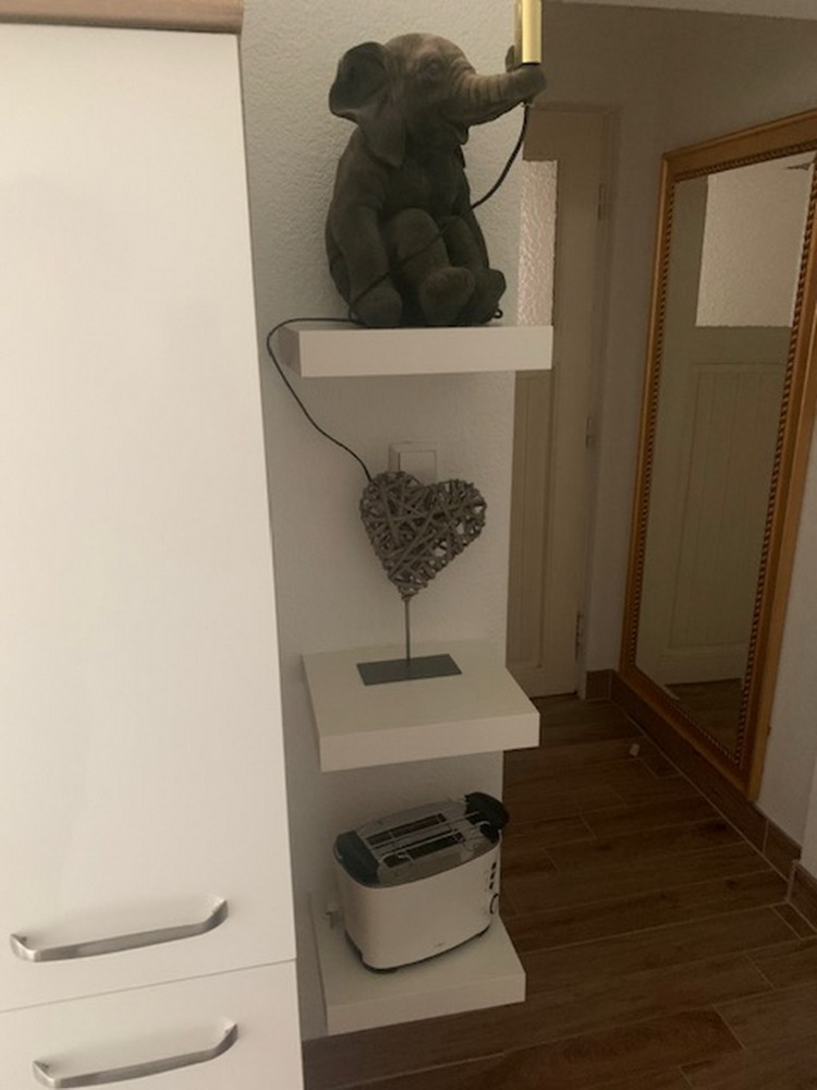 Dekoregal mit Deko-Elefant