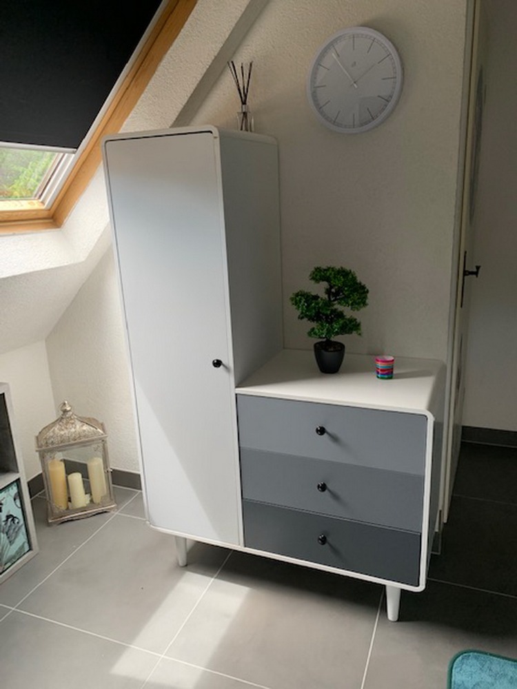 Kleiderschrank und Kommode